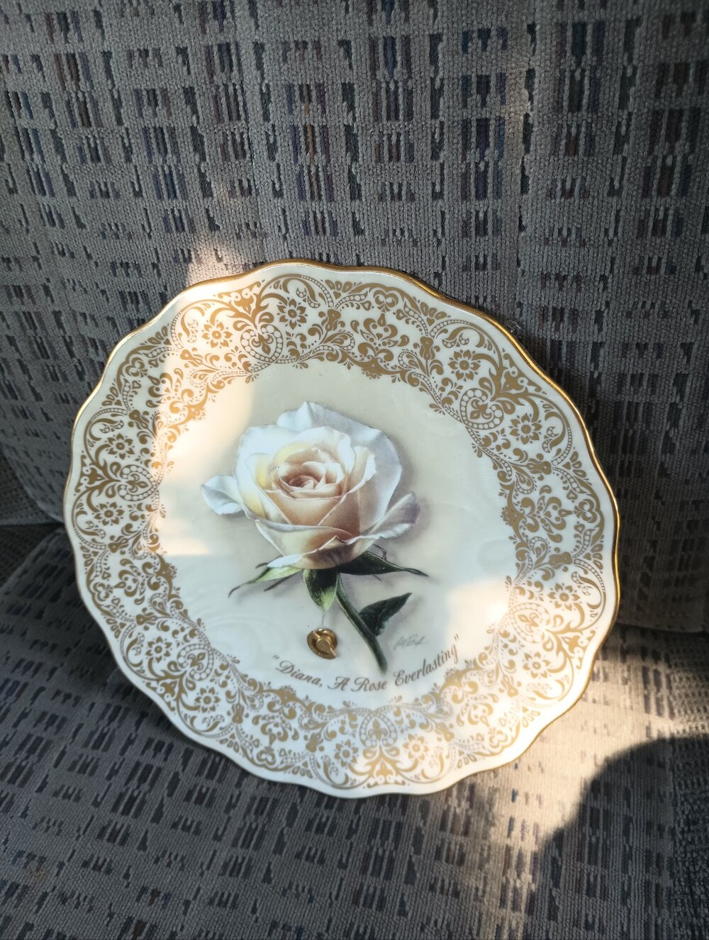 Decorative Dizna memorial Plate in Cream and Gold